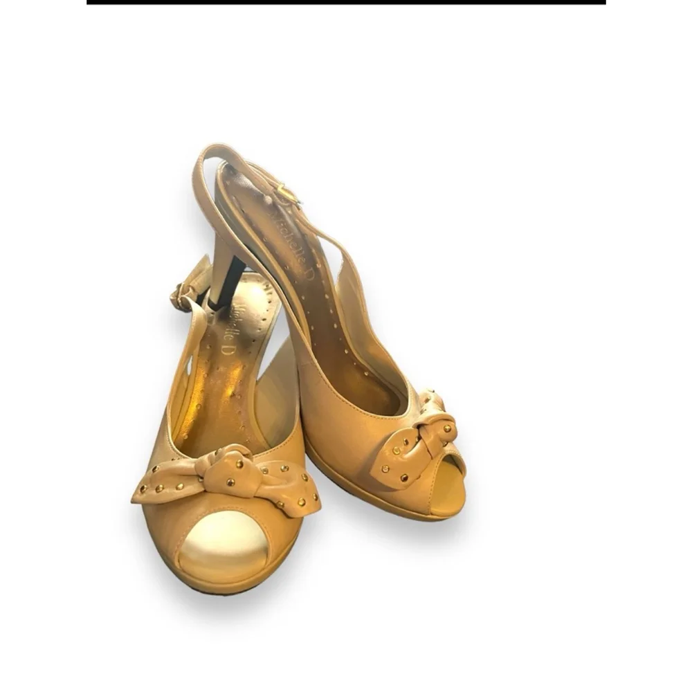 Michelle D Cream Peep Toe Sandals with Bow, Gold Size 6M